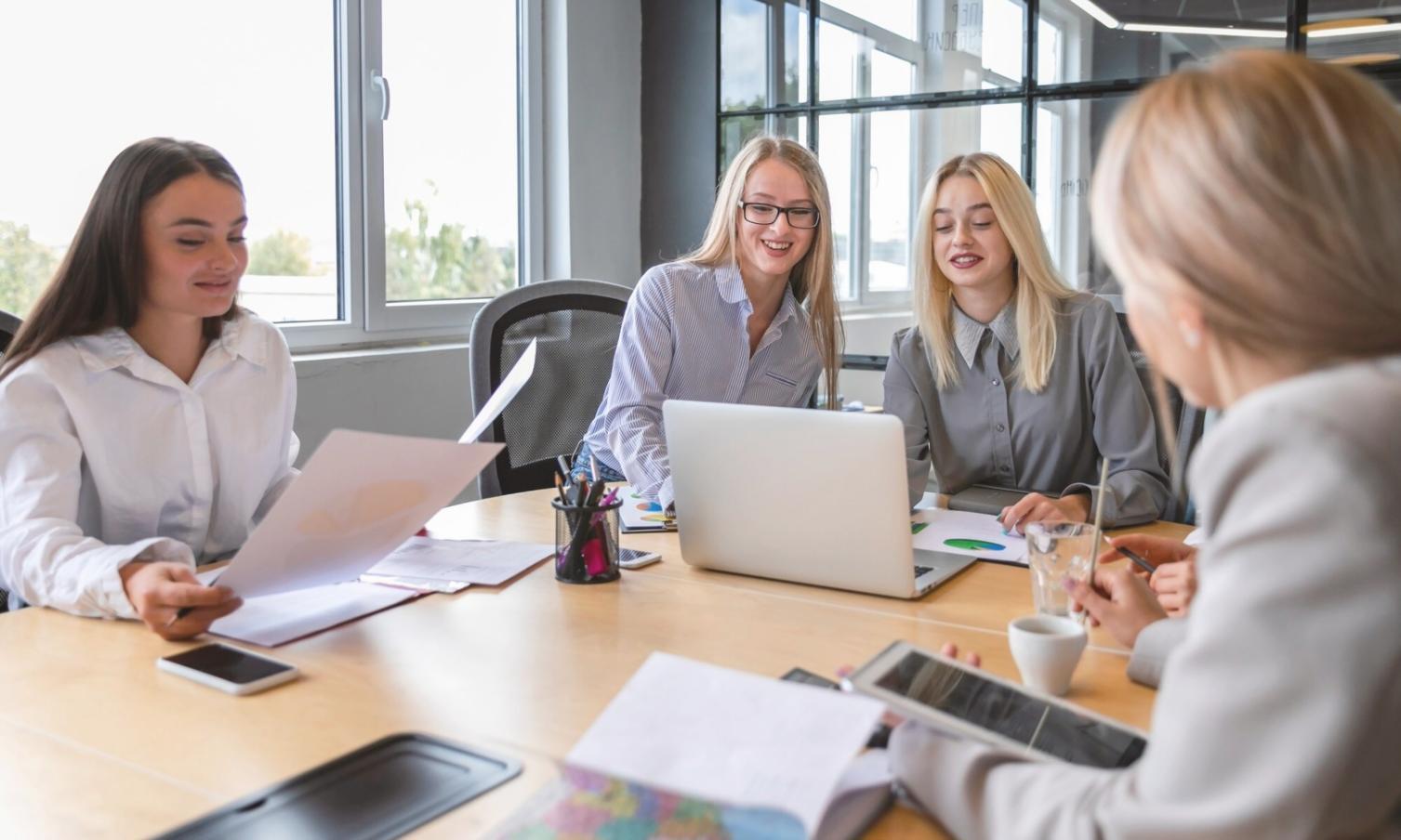 Étudiant travaillant sur des analyses financières depuis son domicile